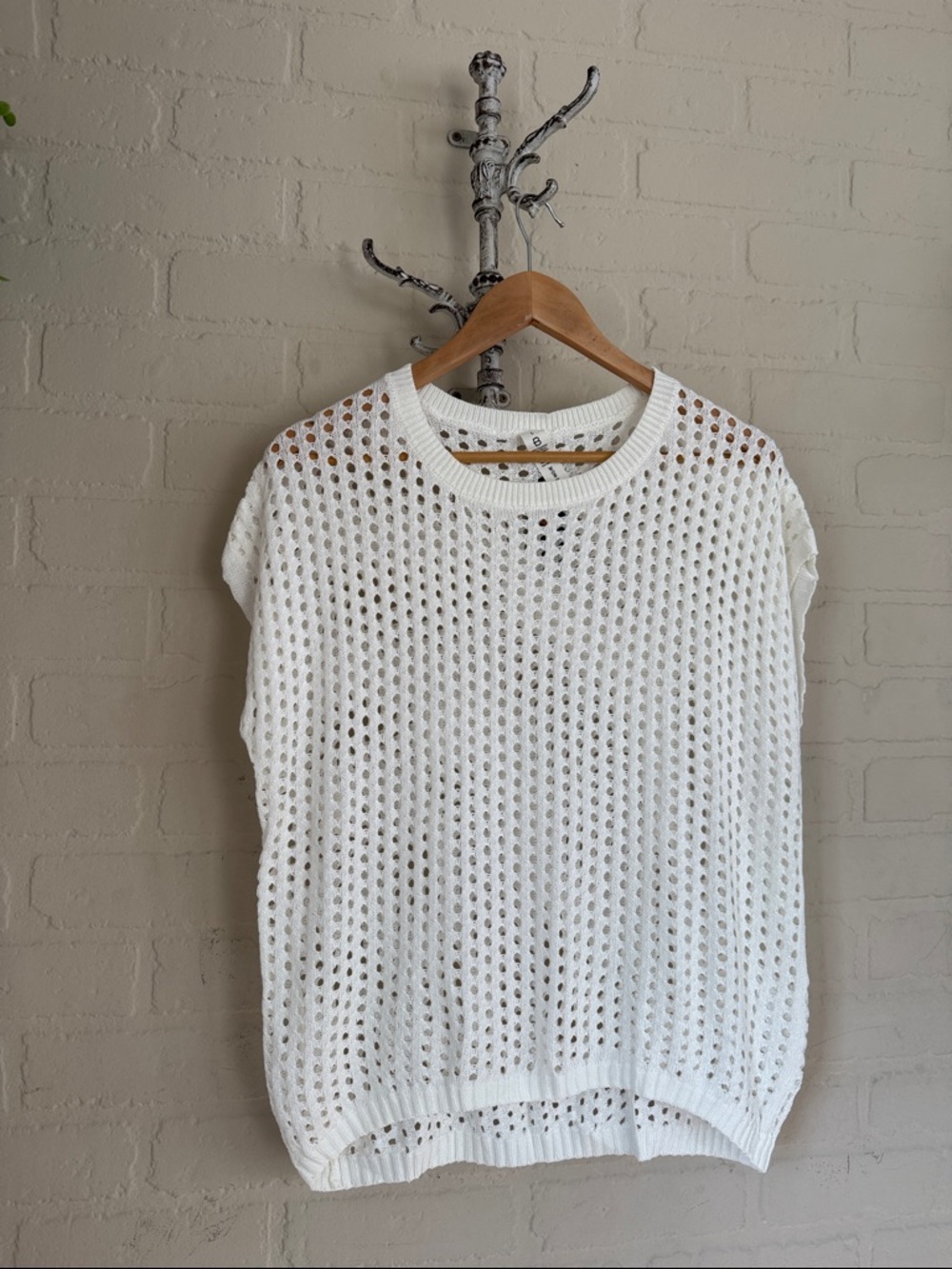 BMJL White Open Knit capped Sleeve Sweater Top light cream loose knit NEW large